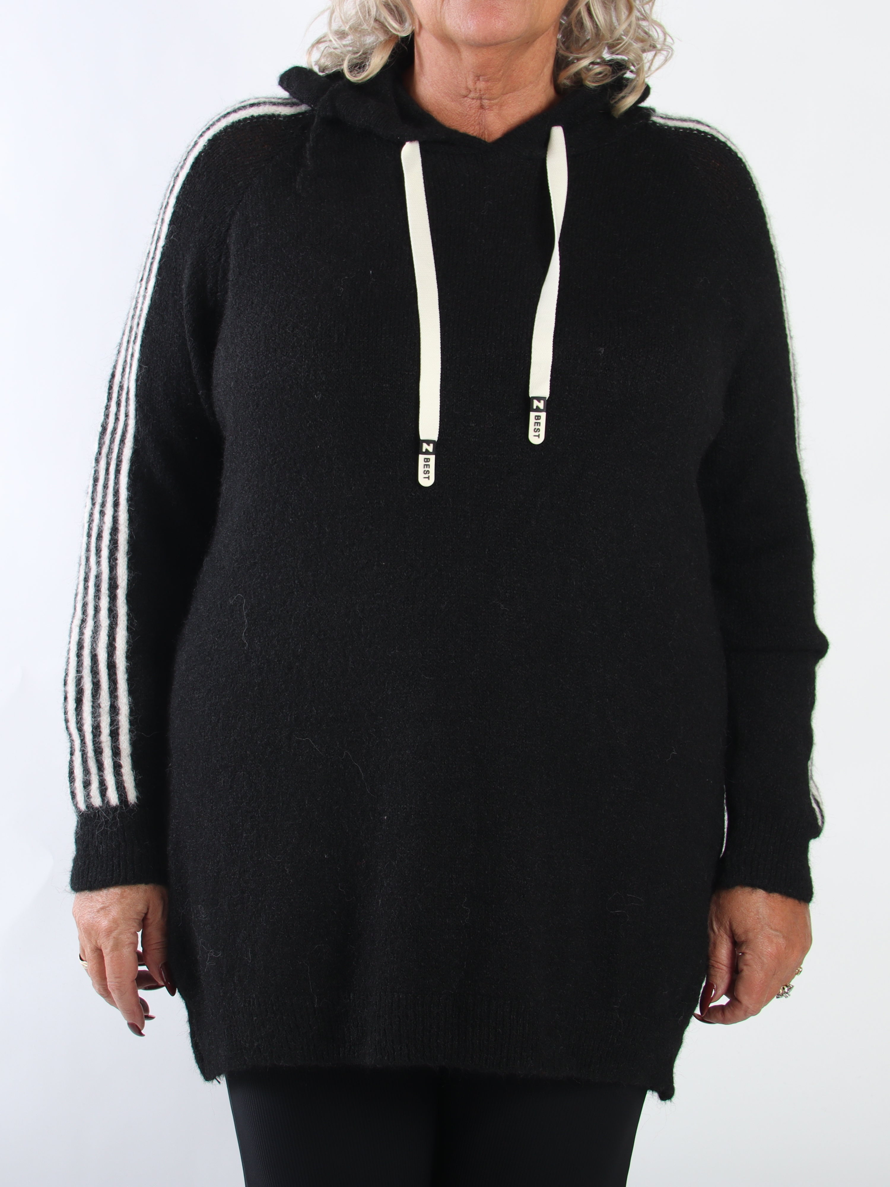 Mie - Let børstet plus size strikkjole med hætte, lange ærmer og sporty striber